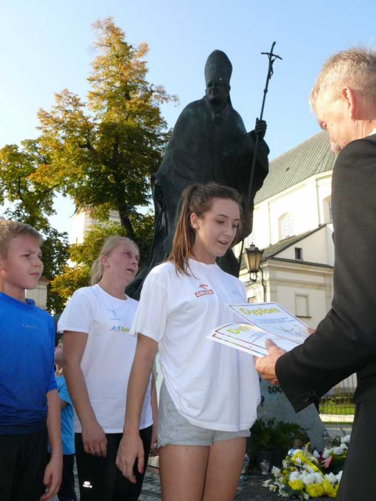 Duże zainteresowanie biegiem papieskim