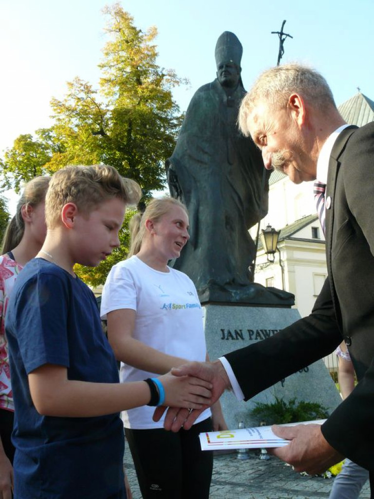 Duże zainteresowanie biegiem papieskim