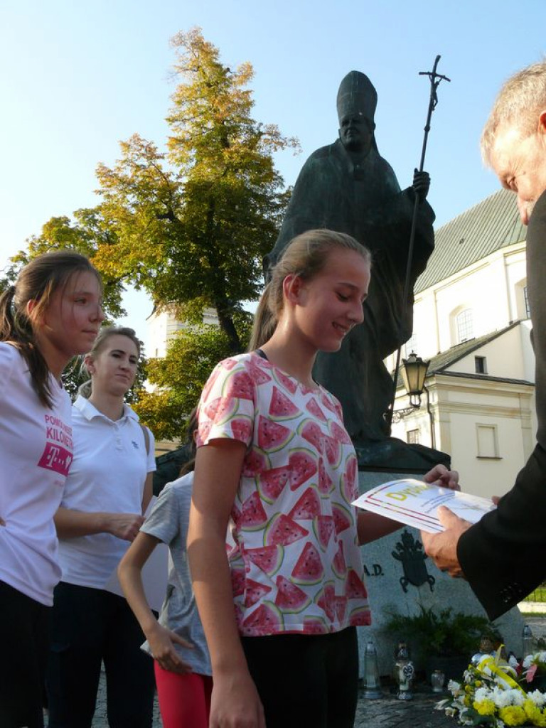 Duże zainteresowanie biegiem papieskim
