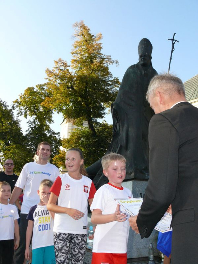 Duże zainteresowanie biegiem papieskim
