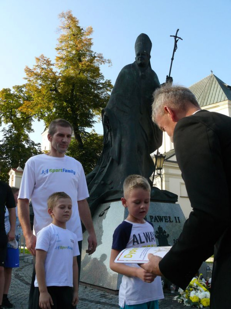 Duże zainteresowanie biegiem papieskim