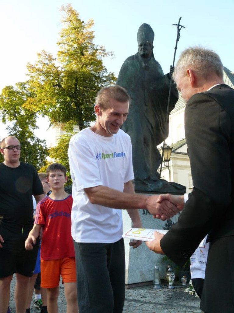 Duże zainteresowanie biegiem papieskim