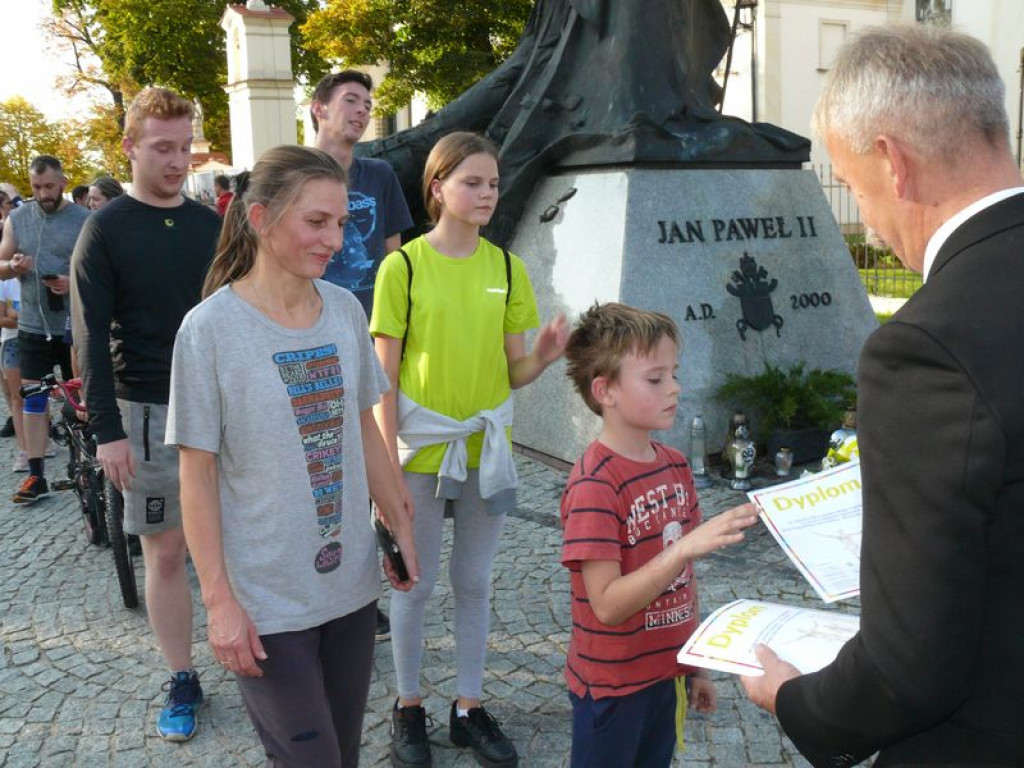 Duże zainteresowanie biegiem papieskim