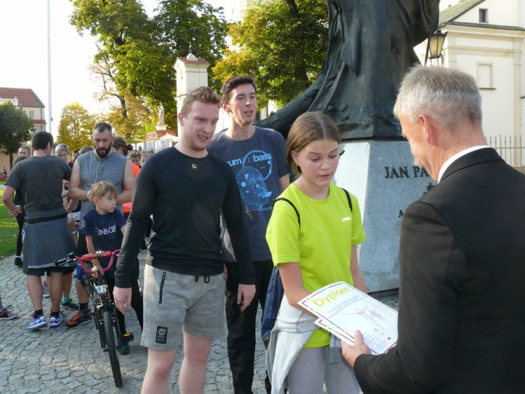 Duże zainteresowanie biegiem papieskim