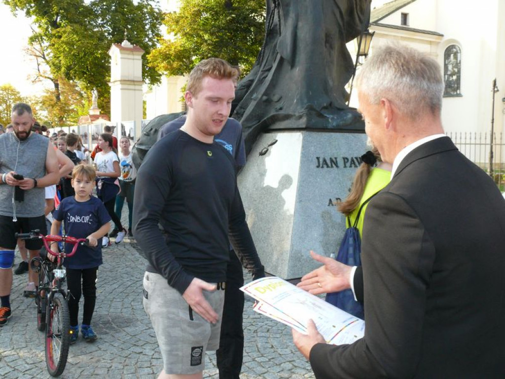 Duże zainteresowanie biegiem papieskim