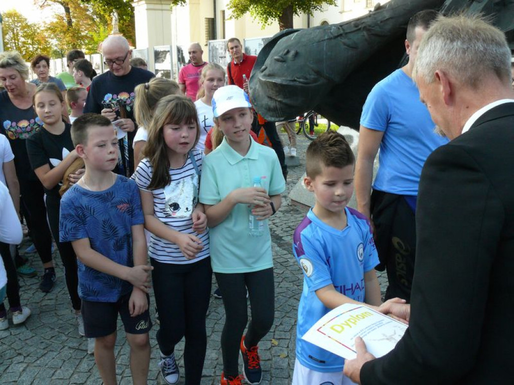 Duże zainteresowanie biegiem papieskim