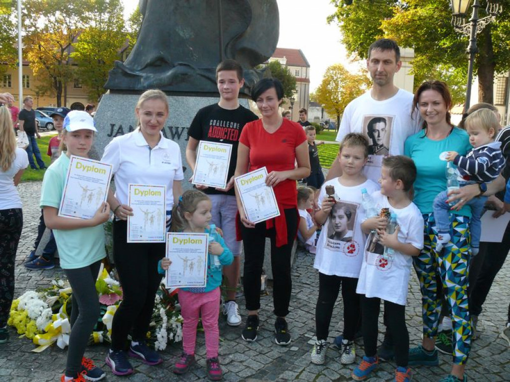 Duże zainteresowanie biegiem papieskim