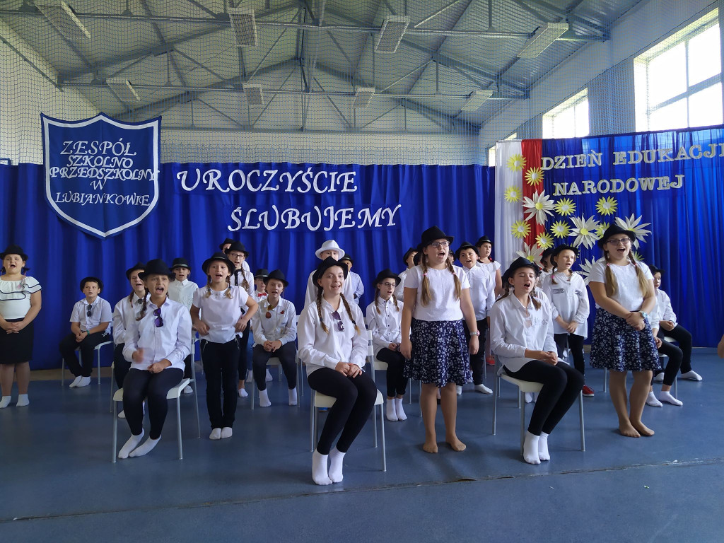 Taniec uczniów z Lubiankowa w prezencie dla nauczycieli