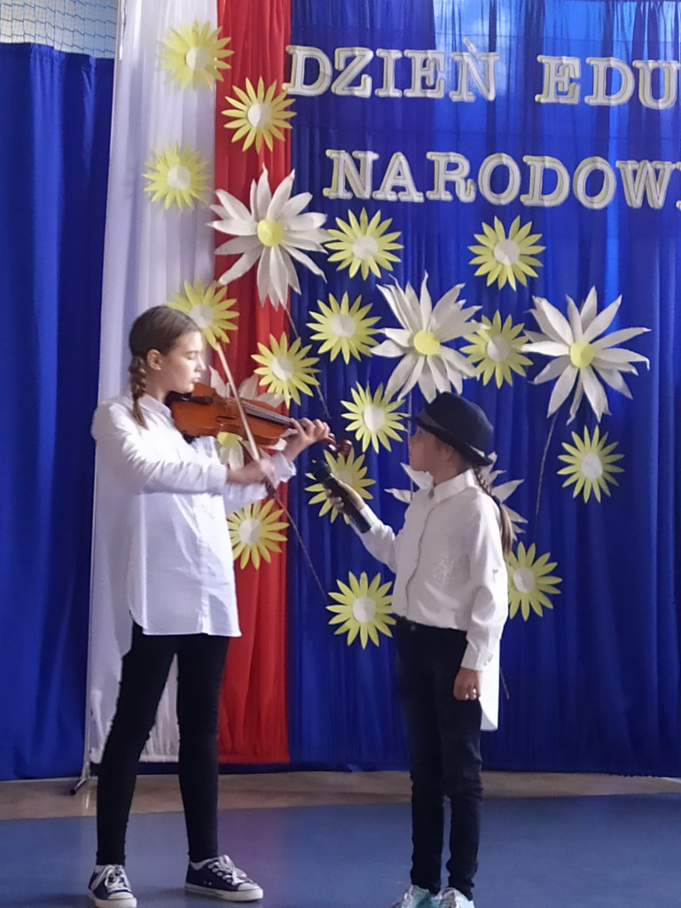 Taniec uczniów z Lubiankowa w prezencie dla nauczycieli