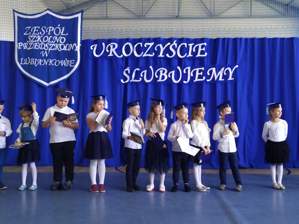 Taniec uczniów z Lubiankowa w prezencie dla nauczycieli