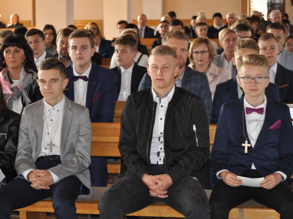 Biskup Wojciech Osial bierzmował 60 osób