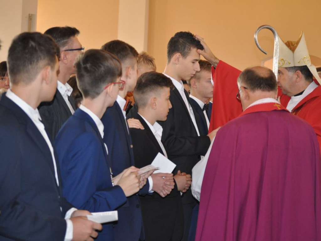 Biskup Wojciech Osial bierzmował 60 osób