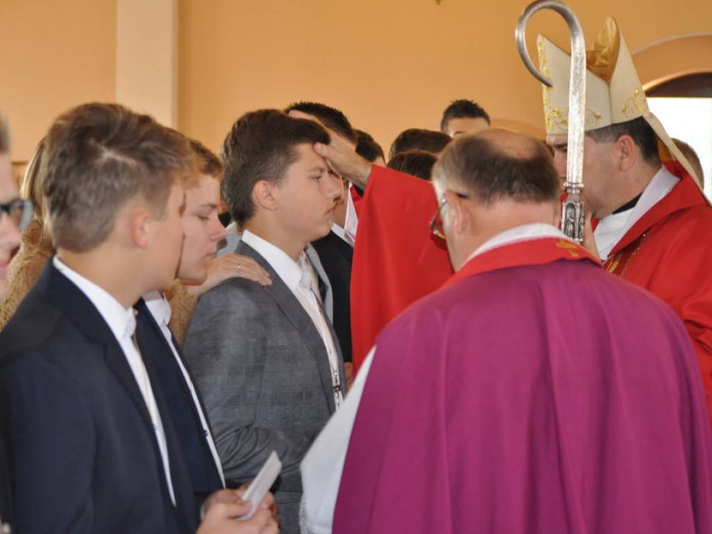 Biskup Wojciech Osial bierzmował 60 osób