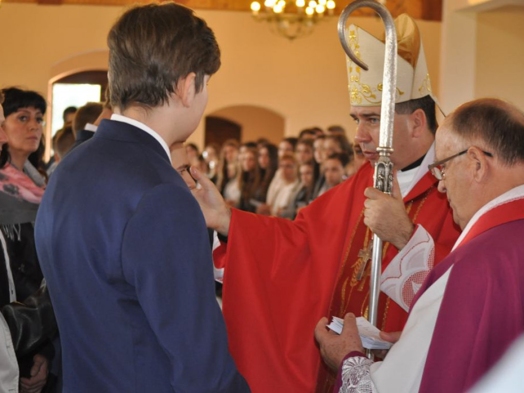 Biskup Wojciech Osial bierzmował 60 osób