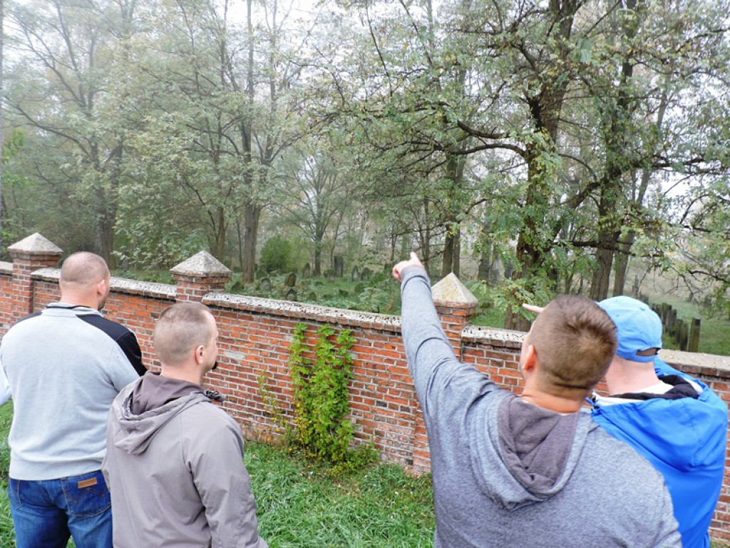 Więźniowie odwiedzili łowickie nekropolie