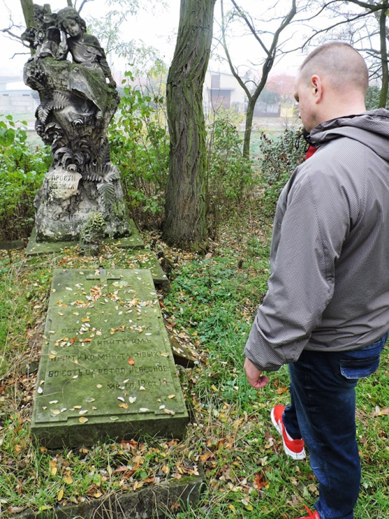Więźniowie odwiedzili łowickie nekropolie