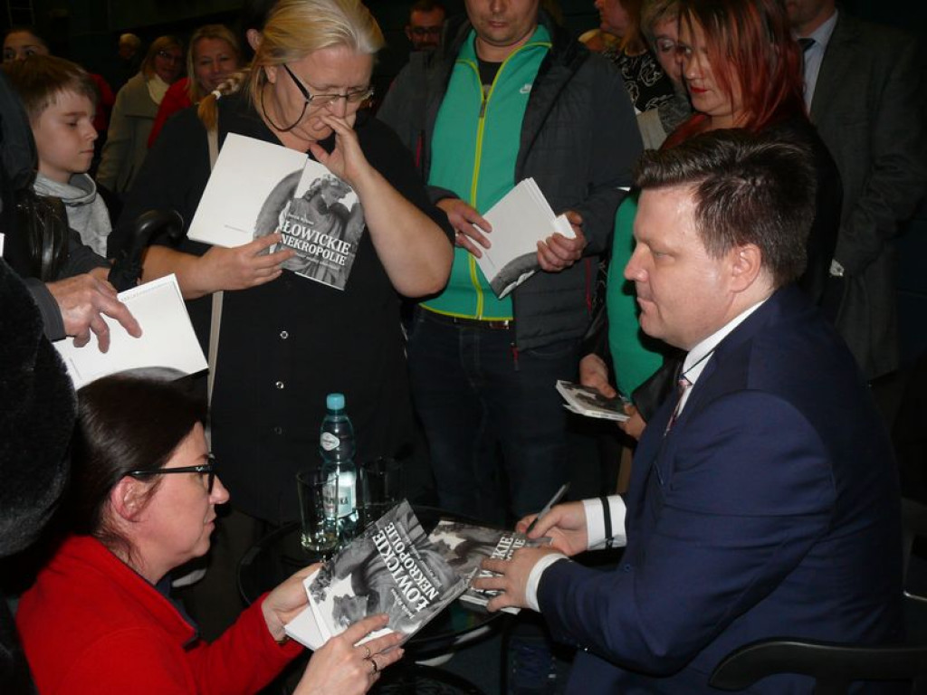 Ciekawa książka o łowickich cmentarzach