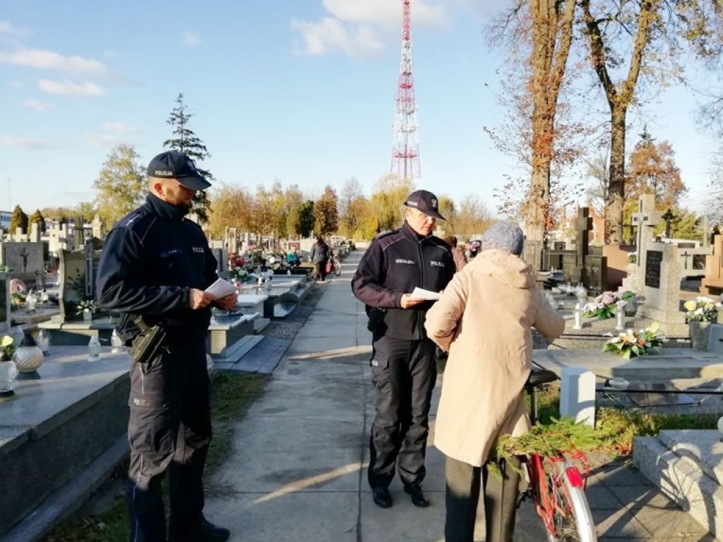 Odwiedzając groby uważajmy na złodziei