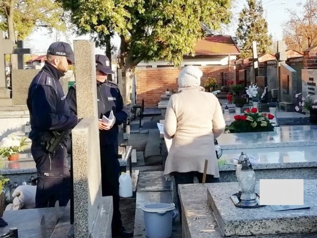 Odwiedzając groby uważajmy na złodziei