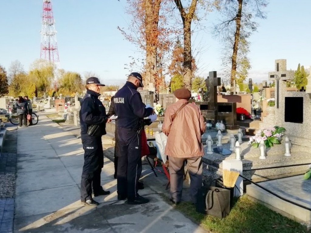 Odwiedzając groby uważajmy na złodziei