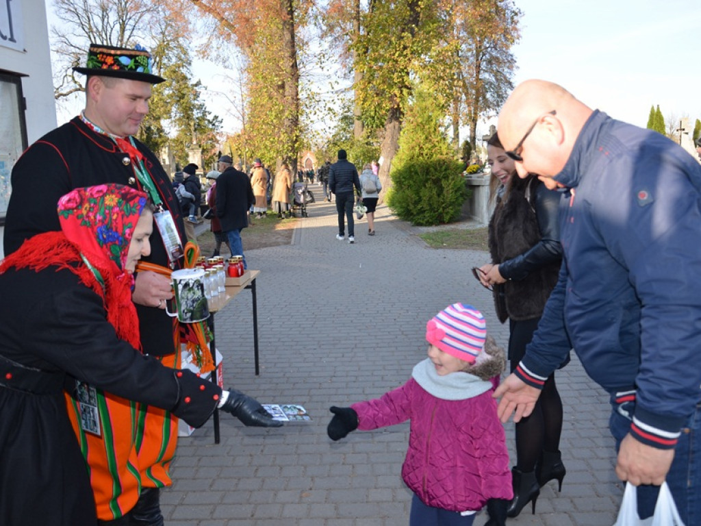 Trwają kwesty na cmentarzach