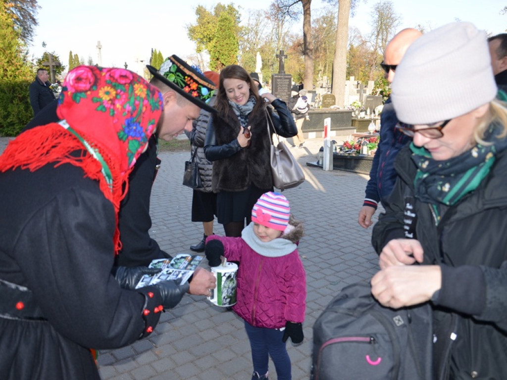 Trwają kwesty na cmentarzach