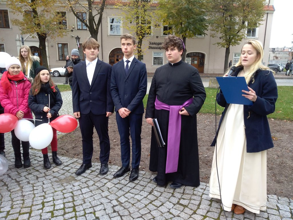 Patriotyczny przemarsz uczniów szkół pijarskich