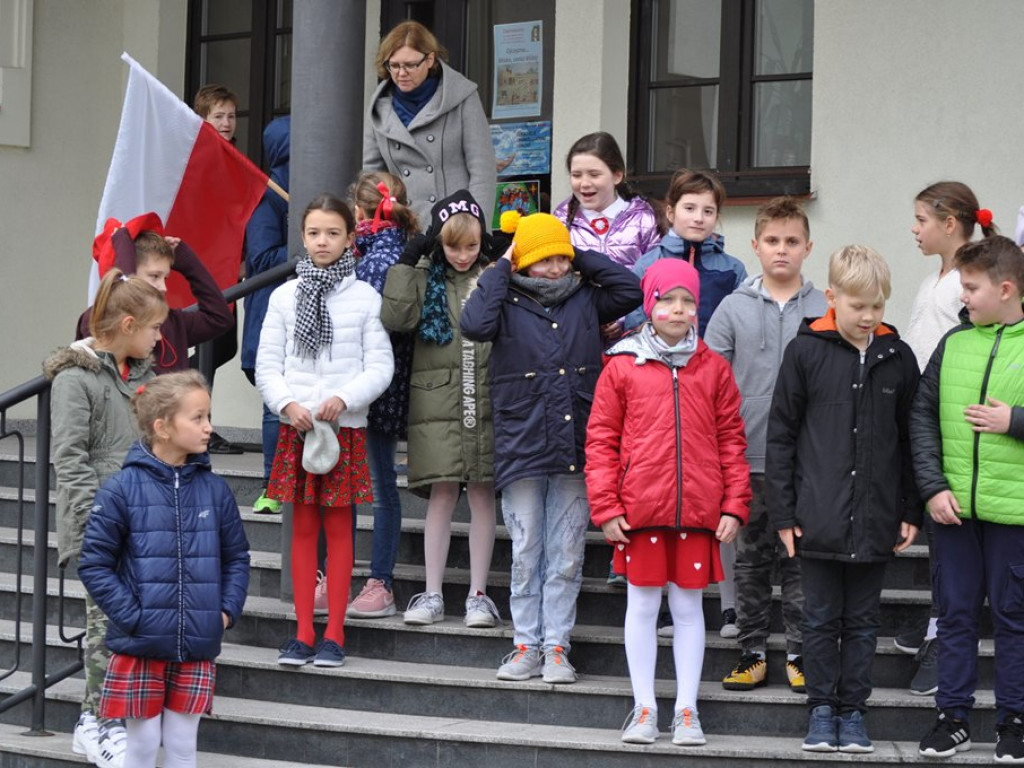 Patriotyczny przemarsz uczniów szkół pijarskich
