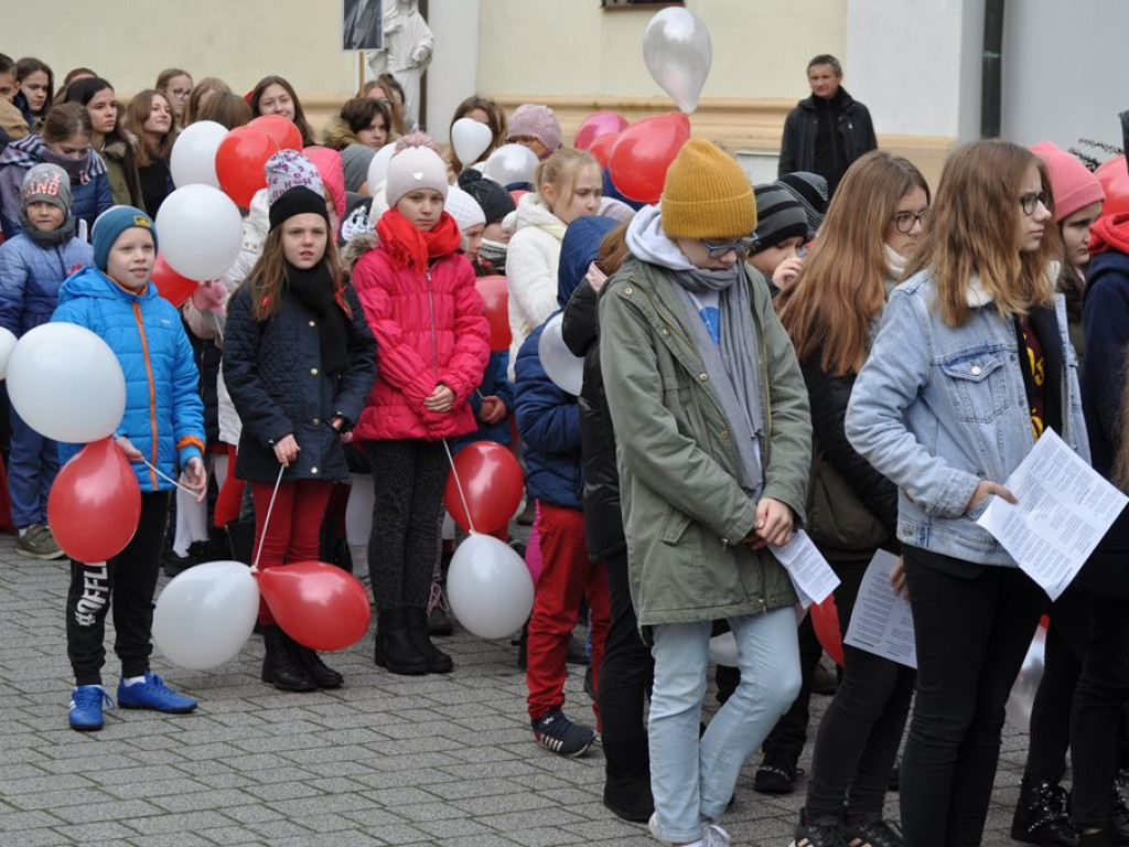 Patriotyczny przemarsz uczniów szkół pijarskich