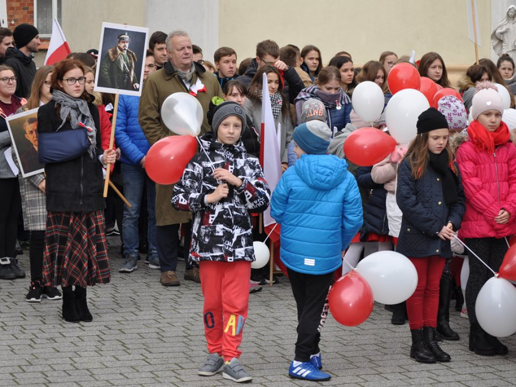 Patriotyczny przemarsz uczniów szkół pijarskich
