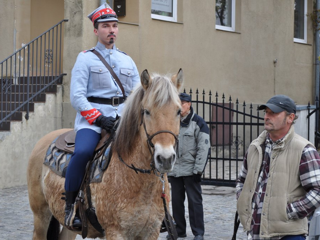Patriotyczny przemarsz uczniów szkół pijarskich