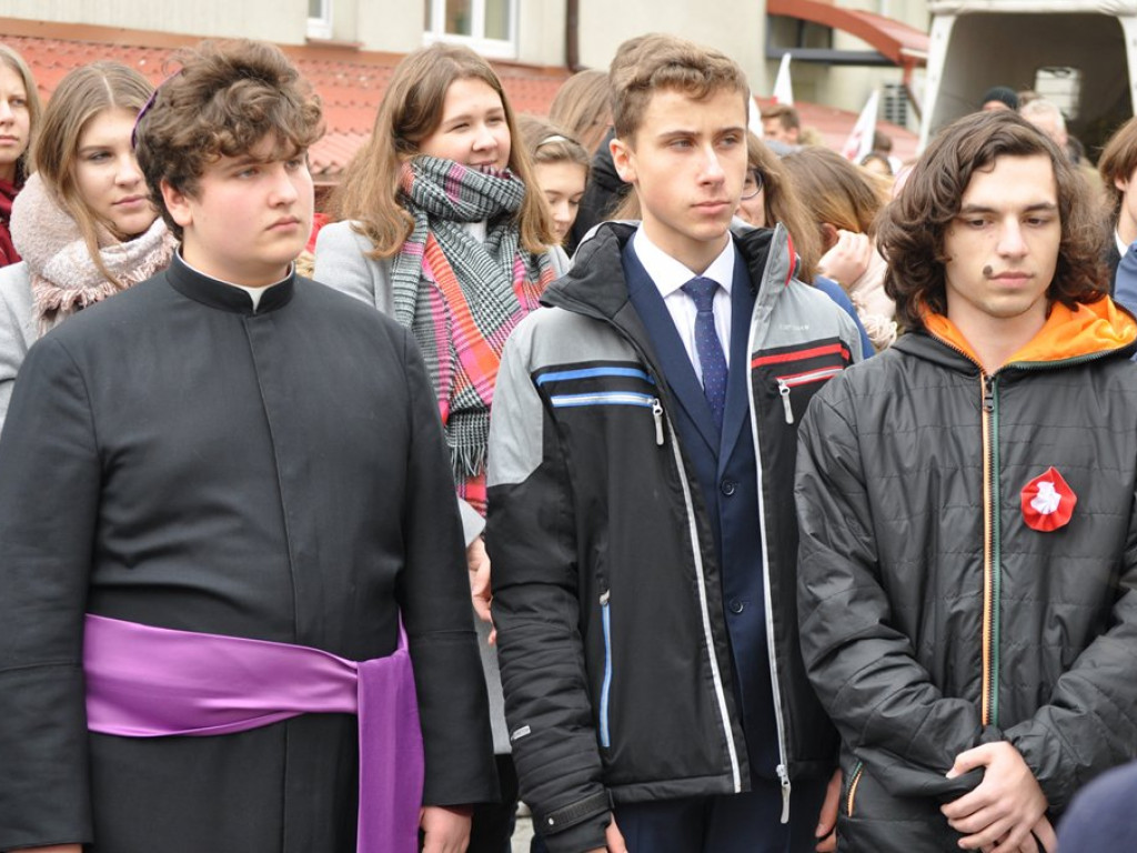 Patriotyczny przemarsz uczniów szkół pijarskich