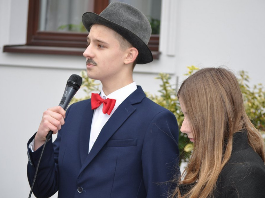 Patriotyczny przemarsz uczniów szkół pijarskich