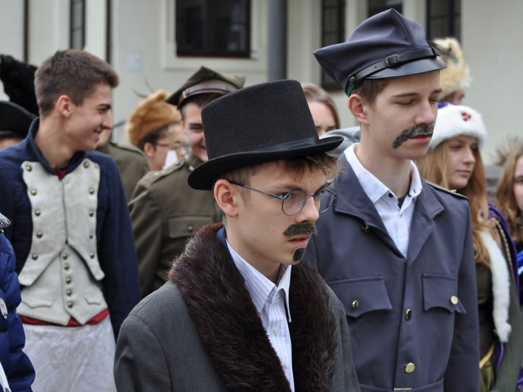 Patriotyczny przemarsz uczniów szkół pijarskich