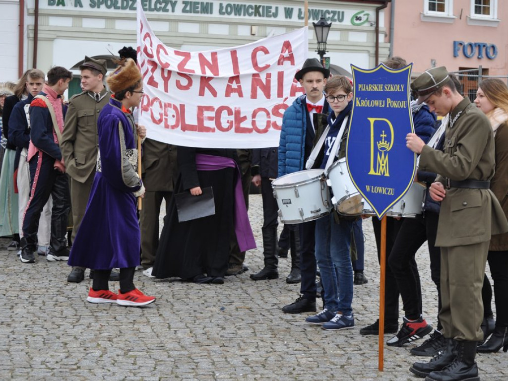 Patriotyczny przemarsz uczniów szkół pijarskich