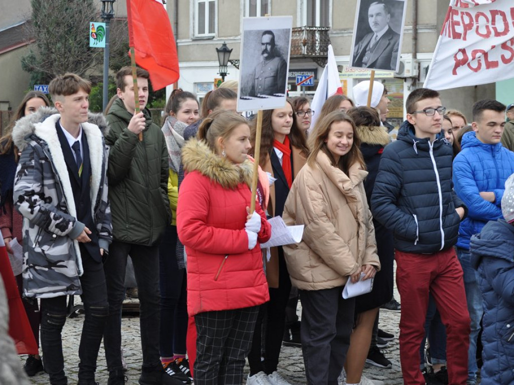 Patriotyczny przemarsz uczniów szkół pijarskich