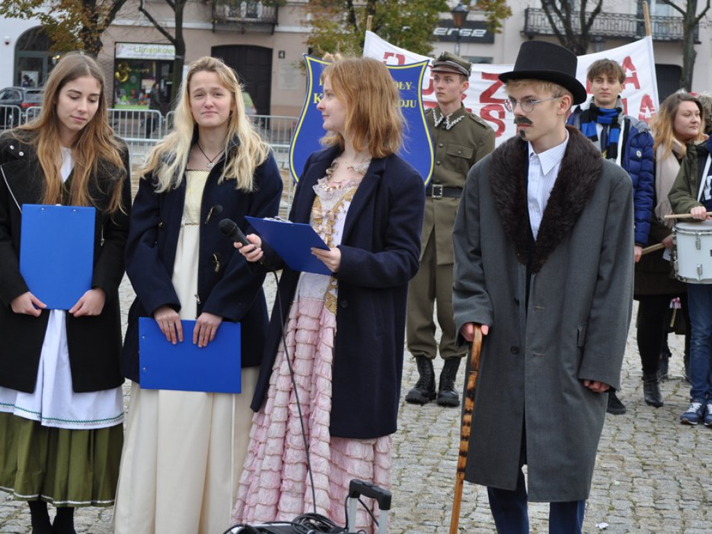 Patriotyczny przemarsz uczniów szkół pijarskich