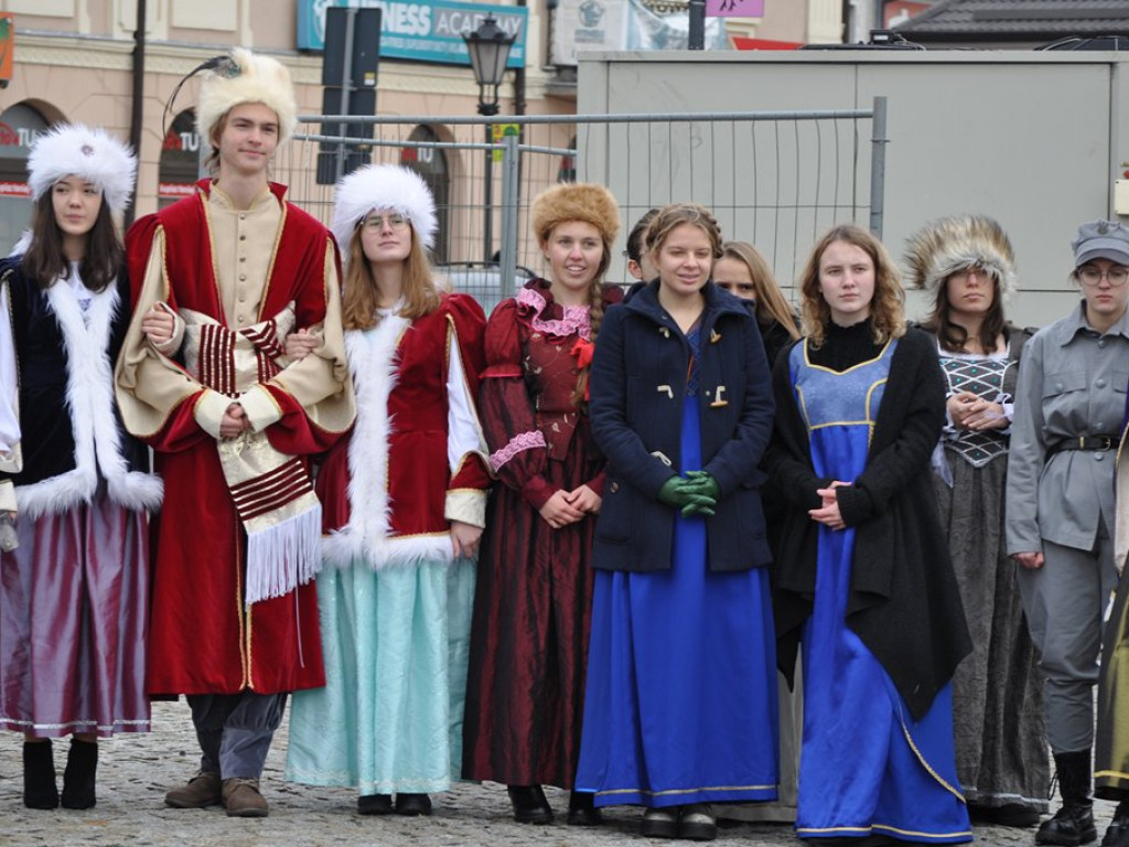 Patriotyczny przemarsz uczniów szkół pijarskich