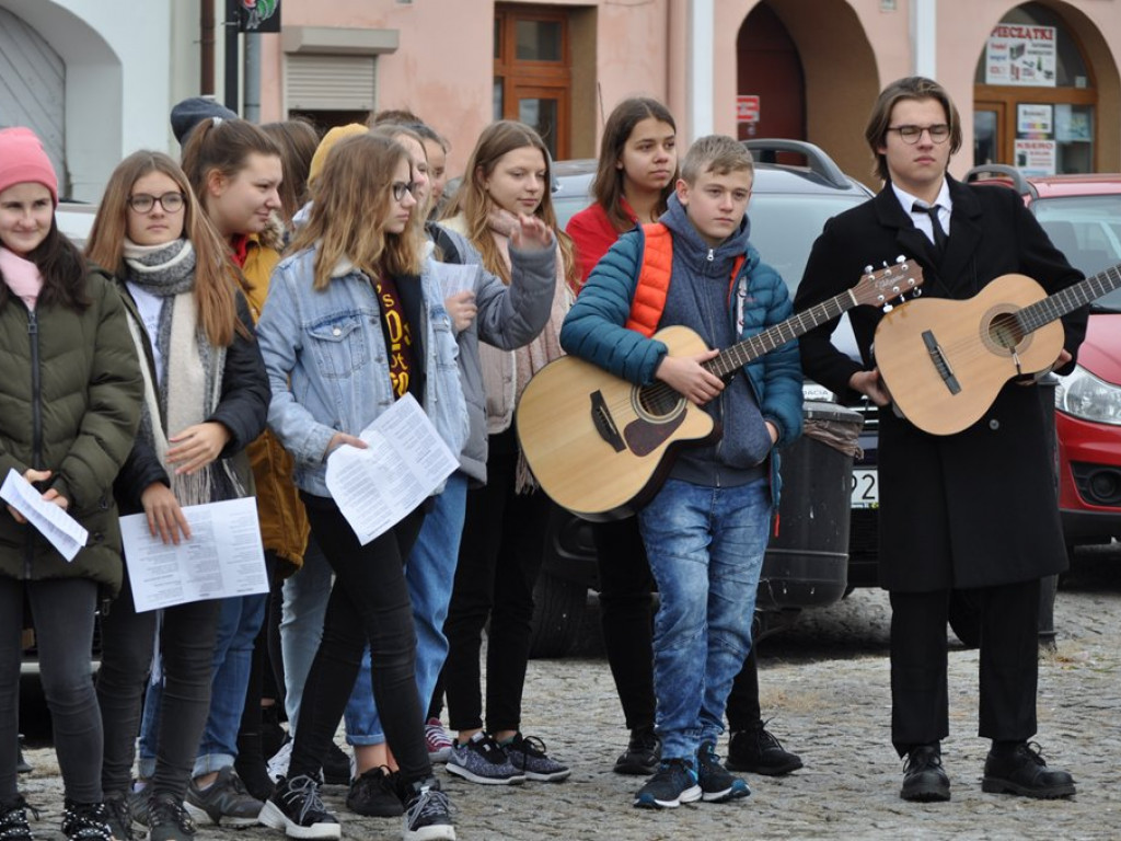 Patriotyczny przemarsz uczniów szkół pijarskich