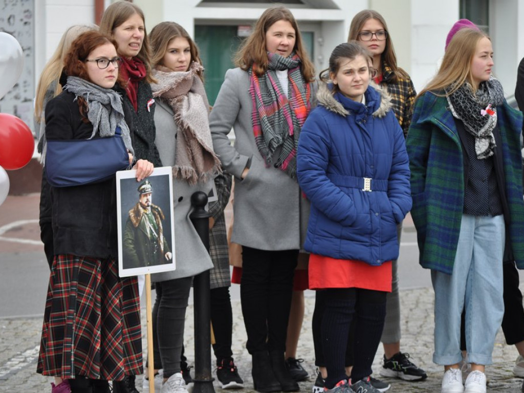 Patriotyczny przemarsz uczniów szkół pijarskich