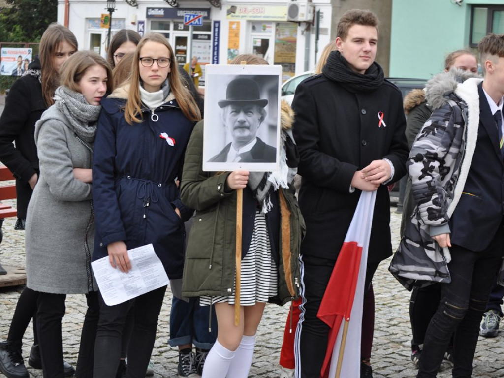 Patriotyczny przemarsz uczniów szkół pijarskich
