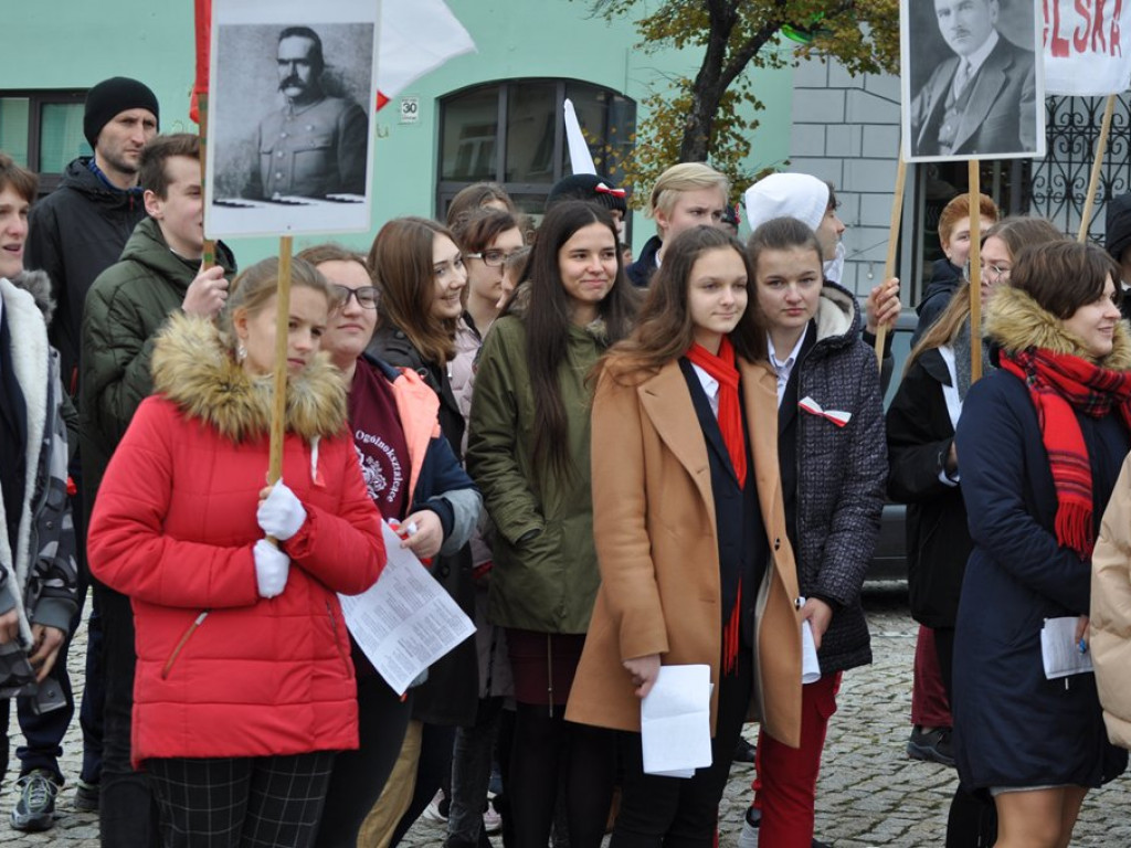 Patriotyczny przemarsz uczniów szkół pijarskich
