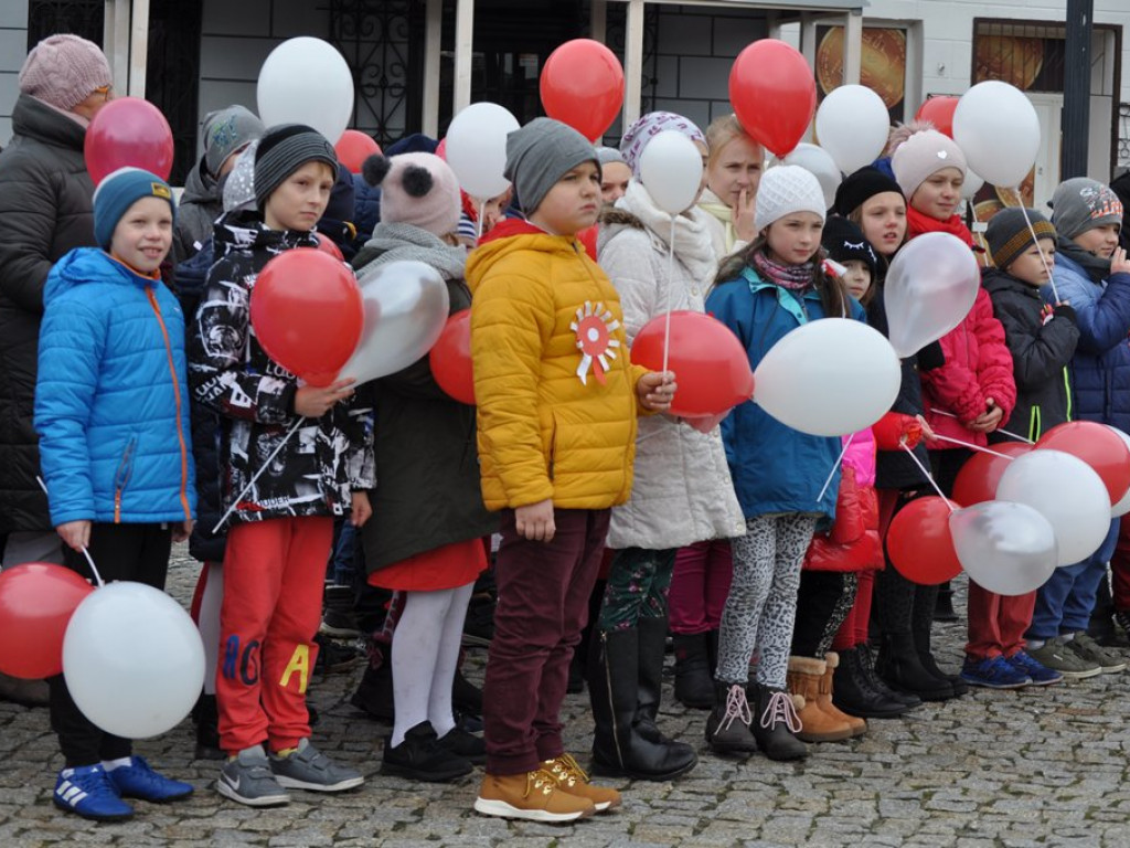 Patriotyczny przemarsz uczniów szkół pijarskich