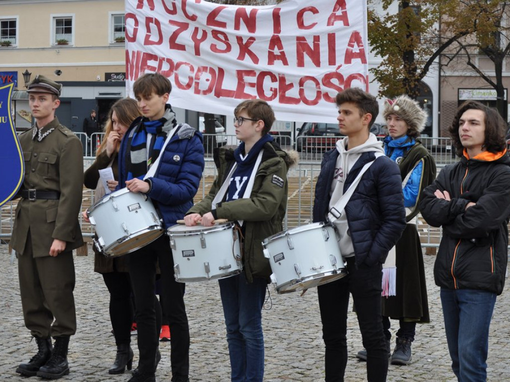 Patriotyczny przemarsz uczniów szkół pijarskich