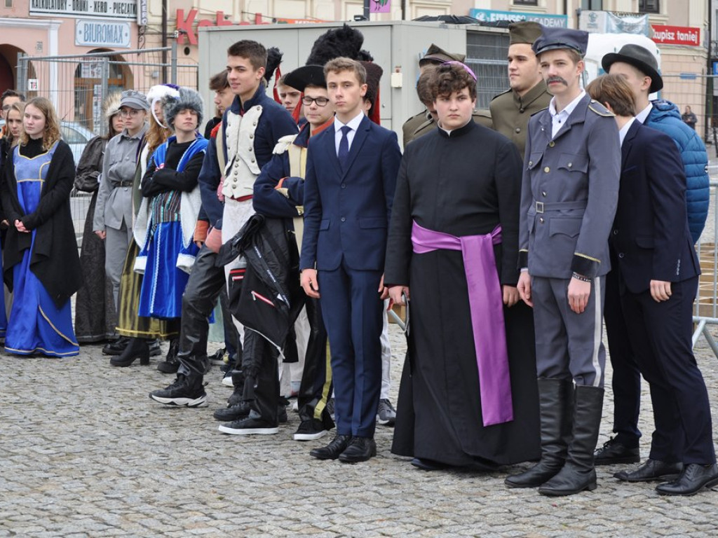 Patriotyczny przemarsz uczniów szkół pijarskich