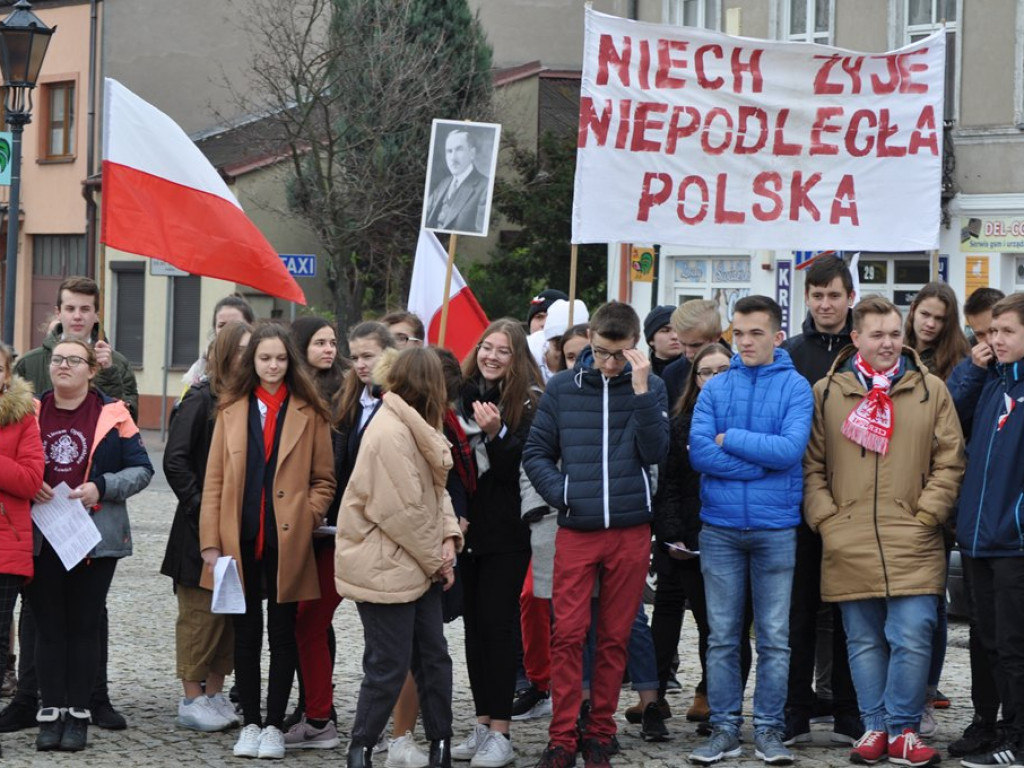 Patriotyczny przemarsz uczniów szkół pijarskich