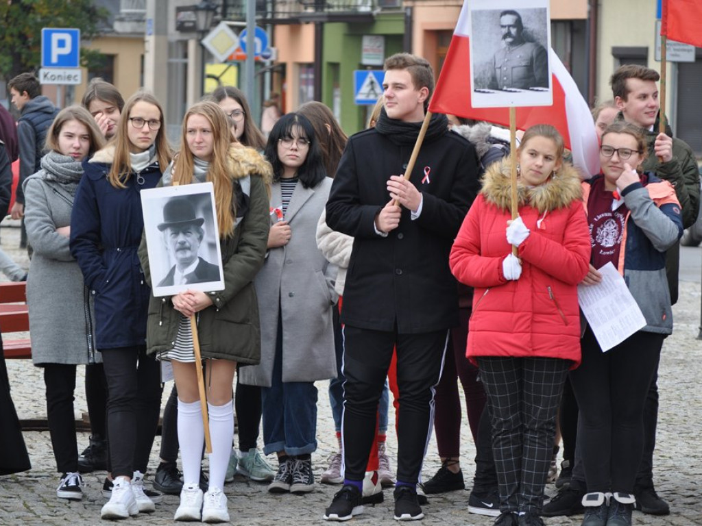 Patriotyczny przemarsz uczniów szkół pijarskich