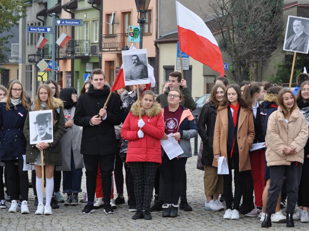 Patriotyczny przemarsz uczniów szkół pijarskich