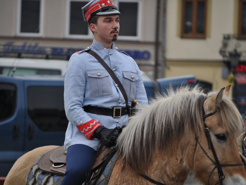 Patriotyczny przemarsz uczniów szkół pijarskich