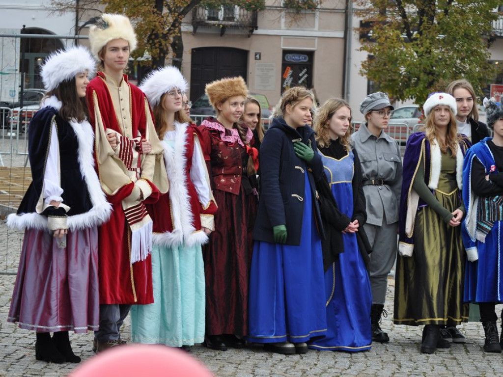 Patriotyczny przemarsz uczniów szkół pijarskich